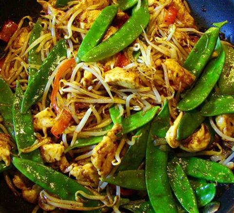 Stirfry with mange-tout and bean sprouts